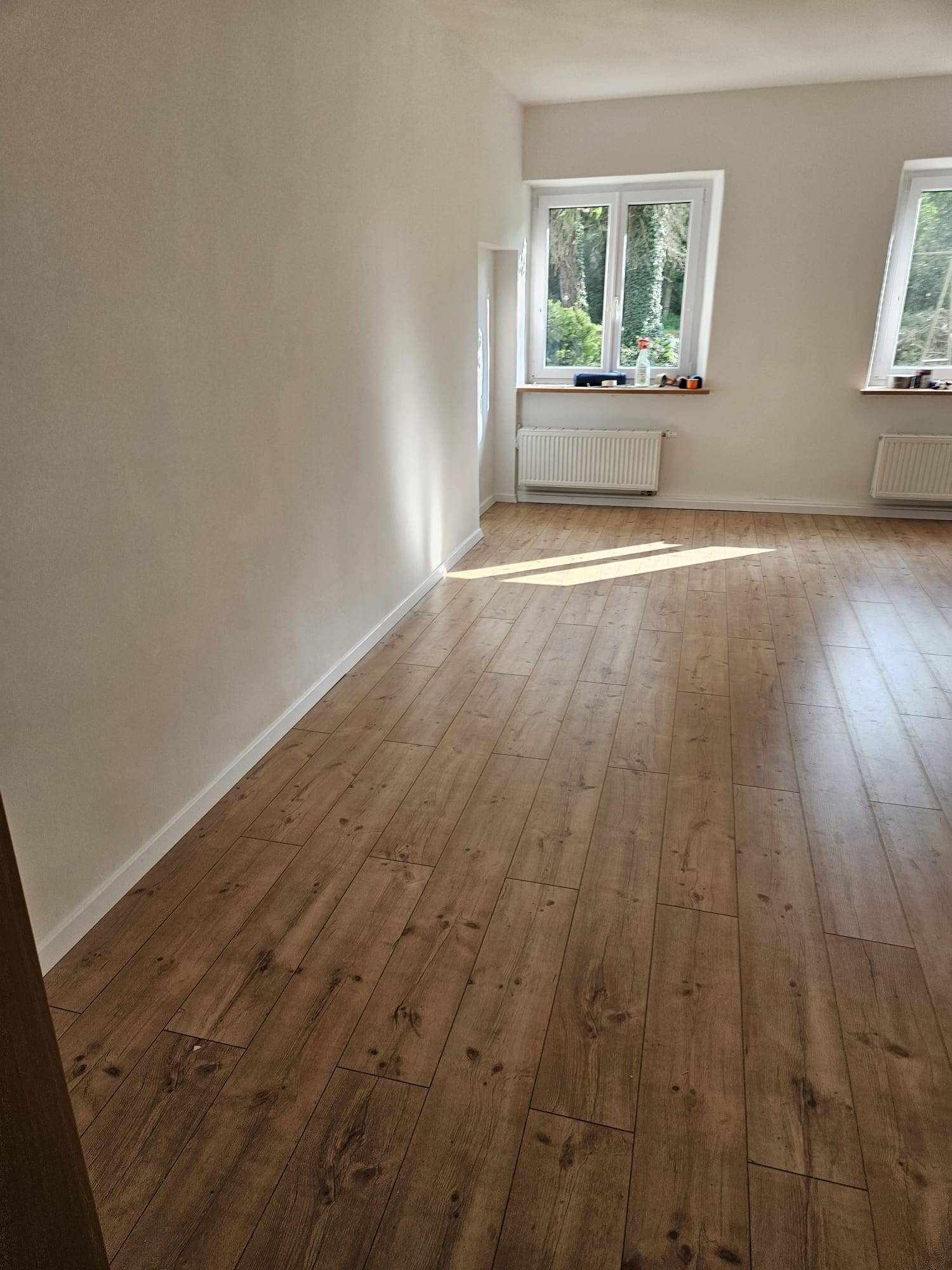 Heller, renovierter Wohnraum mit Eichenlaminat