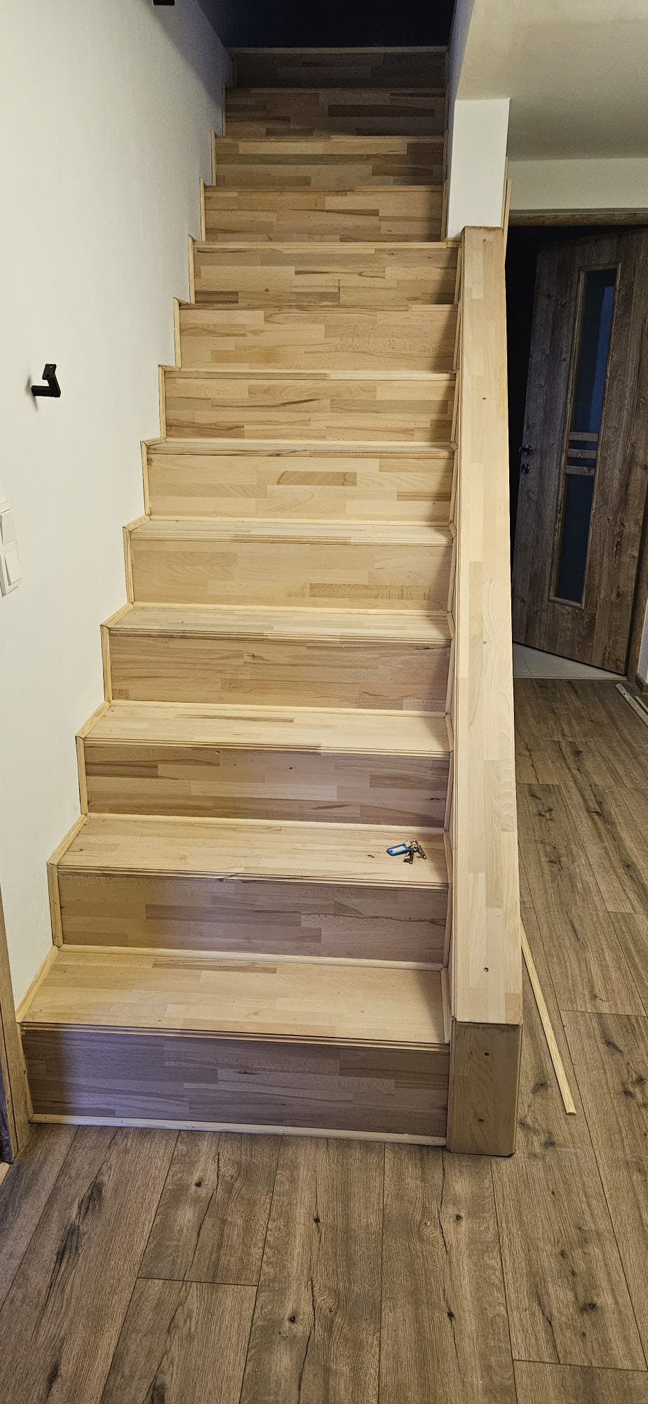 Neue Massivholztreppe mit passendem Bodenbelag